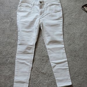 Like New! Universal Thread white skinny jeans